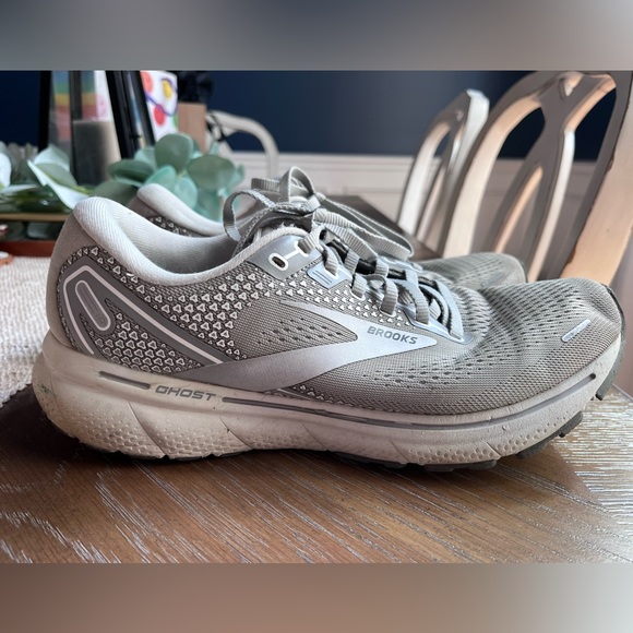 Women’s Brooks tennis shoes.  Ghost 14.  Size 10.5  Gray Silver - Picture 8 of 10